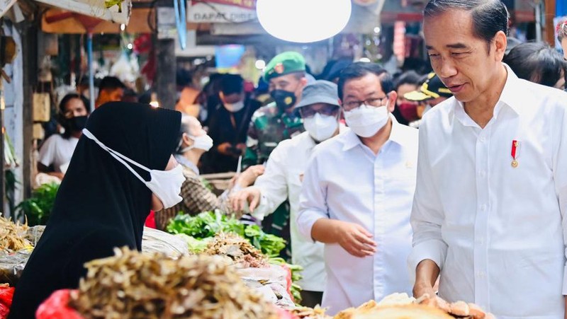 Presiden Joko Widodo mengawali kunjungan kerjanya di Provinsi Kalimantan Timur dengan mengunjungi Pasar Klandasan, Kota Balikpapan, Selasa (25/10/2022) Di sana, Presiden menyapa sekaligus menyerahkan bantuan sosial kepada para pedagang pasar dan pedagang kaki lima (PKL).  (Foto: Laily Rachev - Biro Pers Sekretariat Presiden)