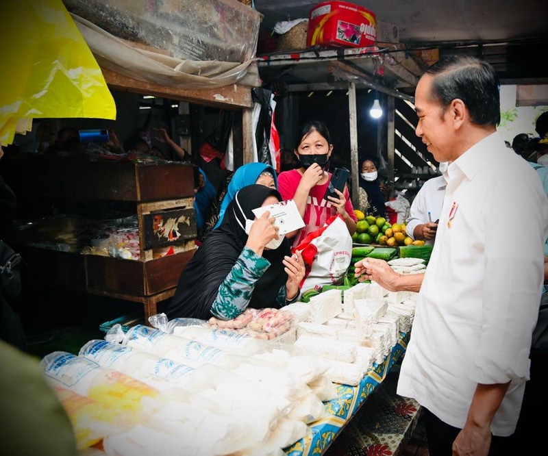 Presiden Joko Widodo mengawali kunjungan kerjanya di Provinsi Kalimantan Timur dengan mengunjungi Pasar Klandasan Presiden Joko Widodo mengawali kunjungan kerjanya di Provinsi Kalimantan Timur dengan mengunjungi Pasar Klandasan, Kota Balikpapan, Selasa (25/10/2022) Di sana, Presiden menyapa sekaligus menyerahkan bantuan sosial kepada para pedagang pasar dan pedagang kaki lima (PKL). (Foto: Laily Rachev - Biro Pers Sekretariat Presiden)
