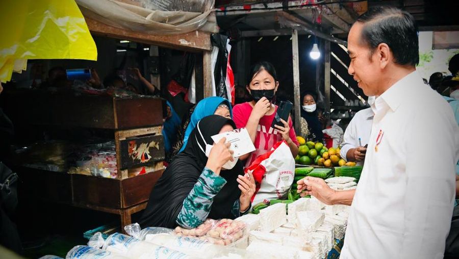 Presiden Joko Widodo mengawali kunjungan kerjanya di Provinsi Kalimantan Timur dengan mengunjungi Pasar Klandasan, Kota Balikpapan, Selasa (25/10/2022) Di sana, Presiden menyapa sekaligus menyerahkan bantuan sosial kepada para pedagang pasar dan pedagang kaki lima (PKL). (Foto: Laily Rachev - Biro Pers Sekretariat Presiden)