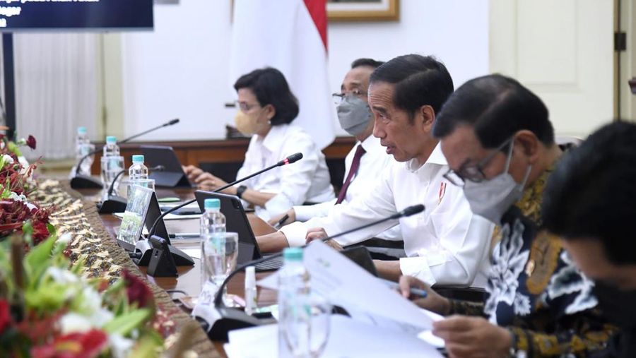 Presiden Joko Widodo menggelar rapat internal terkait perkembangan kasus obat penyebab gagal ginjal dengan sejumlah menteri Kabinet Indonesia Maju, pada Senin, 24 Oktober 2022, di Istana Kepresidenan Bogor, Jawa Barat. (Foto: Lukas - Biro Pers Sekretariat Presiden)
