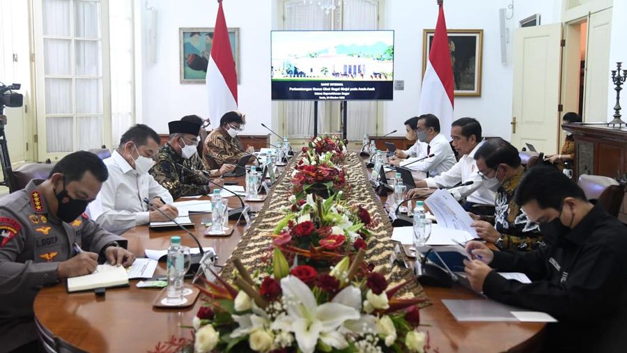 Presiden Joko Widodo menggelar rapat internal terkait perkembangan kasus obat penyebab gagal ginjal dengan sejumlah menteri Kabinet Indonesia Maju, pada Senin, 24 Oktober 2022, di Istana Kepresidenan Bogor, Jawa Barat. (Foto: Lukas - Biro Pers Sekretariat Presiden)