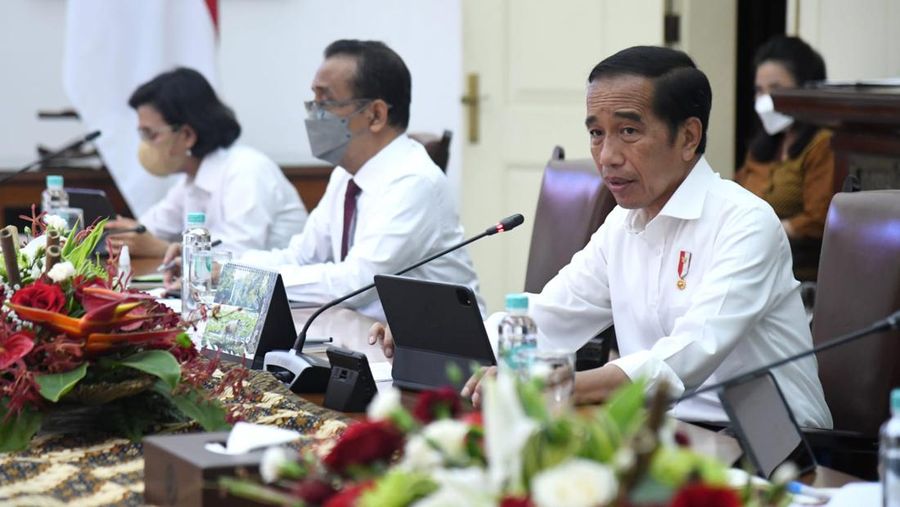 Presiden Joko Widodo menggelar rapat internal terkait perkembangan kasus obat penyebab gagal ginjal dengan sejumlah menteri Kabinet Indonesia Maju, pada Senin, 24 Oktober 2022, di Istana Kepresidenan Bogor, Jawa Barat. (Foto: Lukas - Biro Pers Sekretariat Presiden)