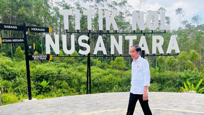 Presiden Joko Widodo meninjau pembangunan infrastruktur kawasan Ibu Kota Nusantara (IKN), di Kabupaten Penajam Paser Utara, Provinsi Kalimantan Timur, pada Selasa, 25 Oktober 2022. (Foto: Laily Rachev - Biro Pers Sekretariat Presiden)