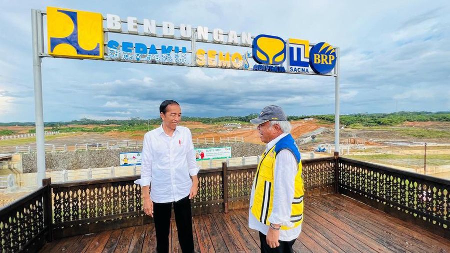 Presiden Joko Widodo meninjau pembangunan infrastruktur kawasan Ibu Kota Nusantara (IKN), di Kabupaten Penajam Paser Utara, Provinsi Kalimantan Timur, pada Selasa, 25 Oktober 2022. (Foto: Laily Rachev - Biro Pers Sekretariat Presiden)