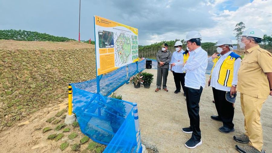 Presiden Joko Widodo meninjau pembangunan infrastruktur kawasan Ibu Kota Nusantara (IKN), di Kabupaten Penajam Paser Utara, Provinsi Kalimantan Timur, pada Selasa, 25 Oktober 2022. (Foto: Laily Rachev - Biro Pers Sekretariat Presiden)