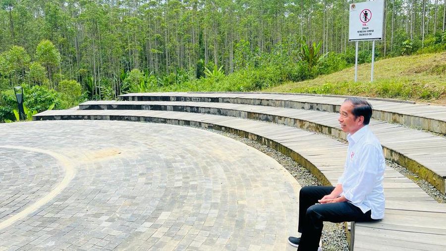 Presiden Joko Widodo meninjau pembangunan infrastruktur kawasan Ibu Kota Nusantara (IKN), di Kabupaten Penajam Paser Utara, Provinsi Kalimantan Timur, pada Selasa, 25 Oktober 2022. (Foto: Laily Rachev - Biro Pers Sekretariat Presiden)