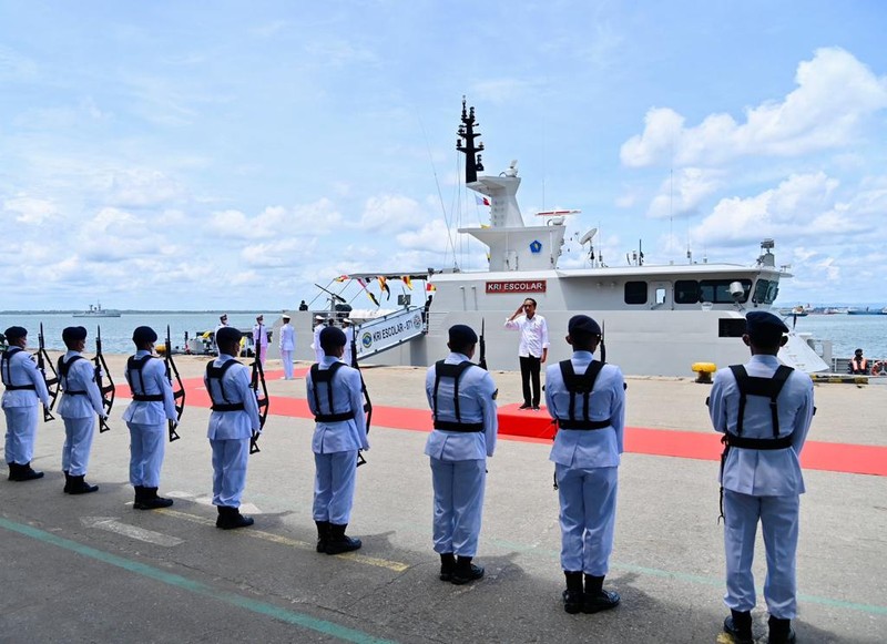 Presiden Joko Widodo menuju Ibu Kota Nusantara (IKN) menggunakan jalur laut dengan menggunakan KRI Escolar - 871 dari Pelabuhan Semayang, Kota Balikpapan ke Pelabuhan Cita Sabut, Kecamatan Sepaku, Kabupaten Penajam Paser Utara Presiden Joko Widodo menuju Ibu Kota Nusantara (IKN) menggunakan jalur laut dengan menggunakan KRI Escolar - 871 dari Pelabuhan Semayang, Kota Balikpapan ke Pelabuhan Cita Sabut, Kecamatan Sepaku, Kabupaten Penajam Paser Utara, Selasa (25/10/2022). Dalam perjalanan tersebut, Presiden dan rombongan melintasi Jembatan Pulau Balang yang menghubungkan Balikpapan dan IKN. (Foto: Laily Rachev - Biro Pers Sekretariat Presiden)