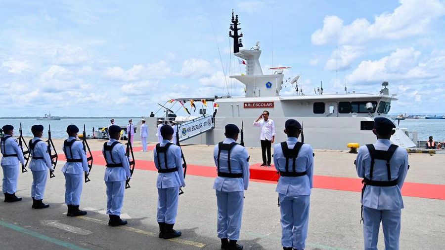 Presiden Joko Widodo menuju Ibu Kota Nusantara (IKN) menggunakan jalur laut dengan menggunakan KRI Escolar - 871 dari Pelabuhan Semayang, Kota Balikpapan ke Pelabuhan Cita Sabut, Kecamatan Sepaku, Kabupaten Penajam Paser Utara, Selasa (25/10/2022). Dalam perjalanan tersebut, Presiden dan rombongan melintasi Jembatan Pulau Balang yang menghubungkan Balikpapan dan IKN. (Foto: Laily Rachev - Biro Pers Sekretariat Presiden)