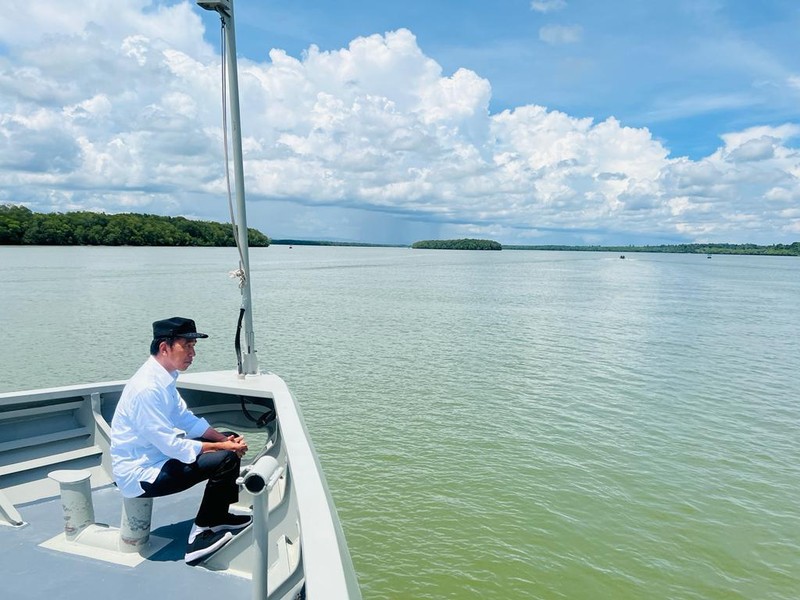 Presiden Joko Widodo menuju Ibu Kota Nusantara (IKN) menggunakan jalur laut dengan menggunakan KRI Escolar - 871 dari Pelabuhan Semayang, Kota Balikpapan ke Pelabuhan Cita Sabut, Kecamatan Sepaku, Kabupaten Penajam Paser Utara, Selasa (25/10/2022). Dalam perjalanan tersebut, Presiden dan rombongan melintasi Jembatan Pulau Balang yang menghubungkan Balikpapan dan IKN. (Foto: Laily Rachev - Biro Pers Sekretariat Presiden)