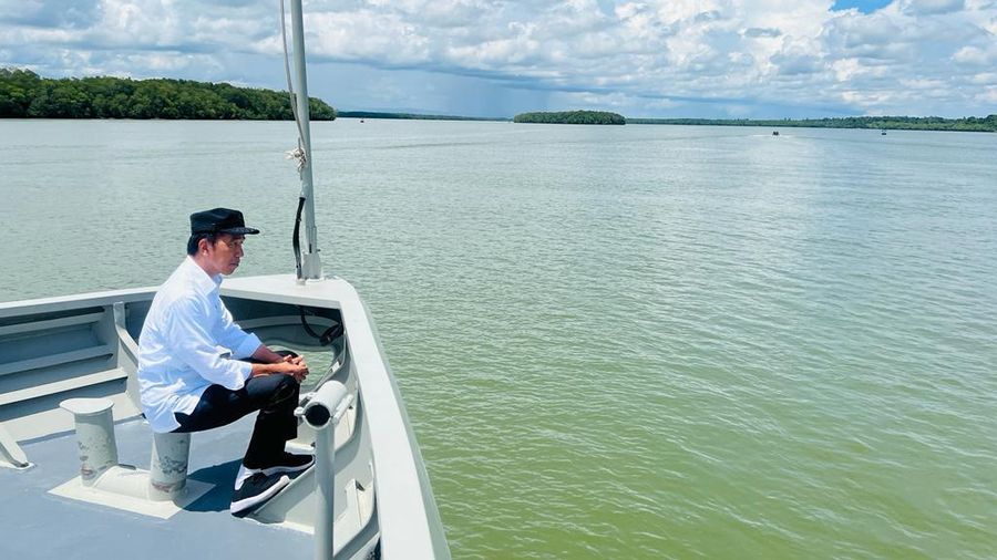 Presiden Joko Widodo menuju Ibu Kota Nusantara (IKN) menggunakan jalur laut dengan menggunakan KRI Escolar - 871 dari Pelabuhan Semayang, Kota Balikpapan ke Pelabuhan Cita Sabut, Kecamatan Sepaku, Kabupaten Penajam Paser Utara, Selasa (25/10/2022). Dalam perjalanan tersebut, Presiden dan rombongan melintasi Jembatan Pulau Balang yang menghubungkan Balikpapan dan IKN. (Foto: Laily Rachev - Biro Pers Sekretariat Presiden)