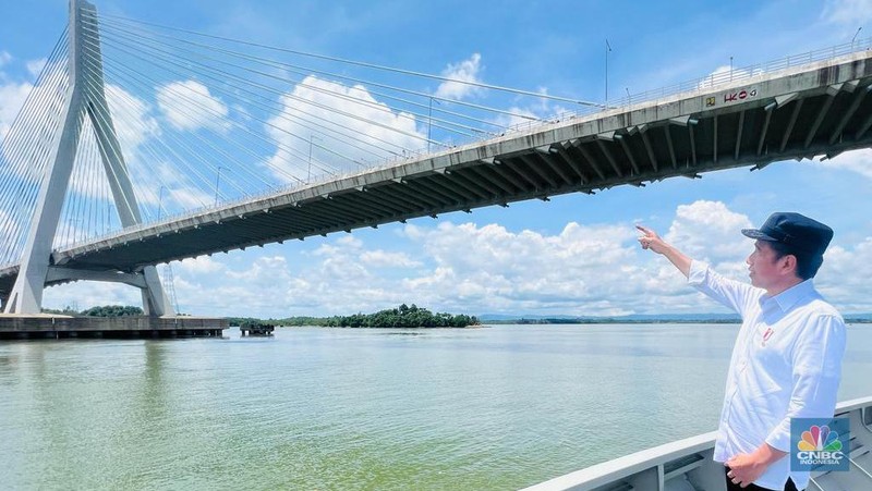 Presiden Joko Widodo menuju Ibu Kota Nusantara (IKN) menggunakan jalur laut dengan menggunakan KRI Escolar - 871 dari Pelabuhan Semayang, Kota Balikpapan ke Pelabuhan Cita Sabut, Kecamatan Sepaku, Kabupaten Penajam Paser Utara, Selasa (25/10/2022). Dalam perjalanan tersebut, Presiden dan rombongan melintasi Jembatan Pulau Balang yang menghubungkan Balikpapan dan IKN. (Foto: Laily Rachev - Biro Pers Sekretariat Presiden)