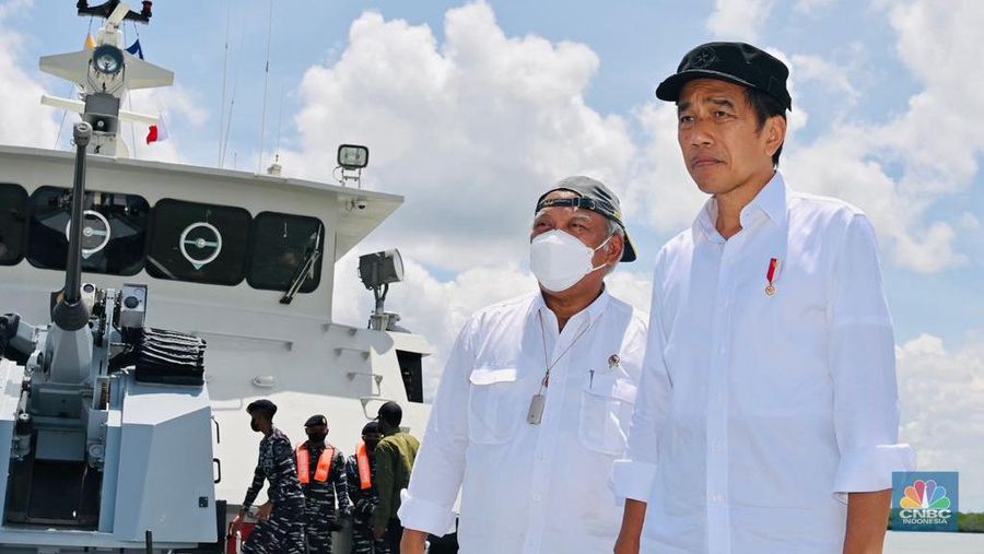 Presiden Joko Widodo menuju Ibu Kota Nusantara (IKN) menggunakan jalur laut dengan menggunakan KRI Escolar - 871 dari Pelabuhan Semayang, Kota Balikpapan ke Pelabuhan Cita Sabut, Kecamatan Sepaku, Kabupaten Penajam Paser Utara, Selasa (25/10/2022). Dalam perjalanan tersebut, Presiden dan rombongan melintasi Jembatan Pulau Balang yang menghubungkan Balikpapan dan IKN. (Foto: Laily Rachev - Biro Pers Sekretariat Presiden)