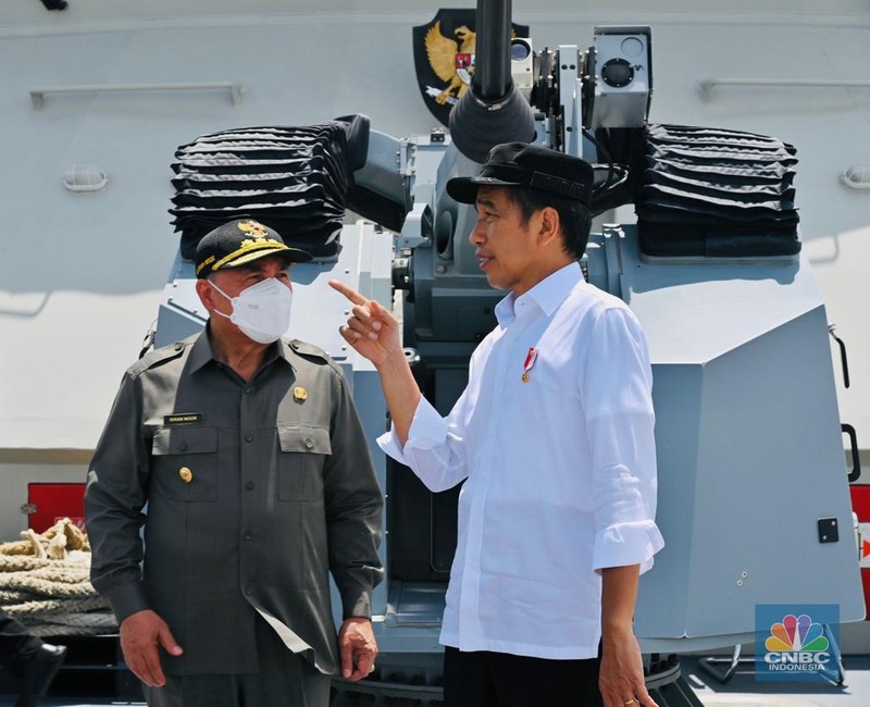 Presiden Joko Widodo menuju Ibu Kota Nusantara (IKN) menggunakan jalur laut dengan menggunakan KRI Escolar - 871 dari Pelabuhan Semayang, Kota Balikpapan ke Pelabuhan Cita Sabut, Kecamatan Sepaku, Kabupaten Penajam Paser Utara Presiden Joko Widodo menuju Ibu Kota Nusantara (IKN) menggunakan jalur laut dengan menggunakan KRI Escolar - 871 dari Pelabuhan Semayang, Kota Balikpapan ke Pelabuhan Cita Sabut, Kecamatan Sepaku, Kabupaten Penajam Paser Utara, Selasa (25/10/2022). Dalam perjalanan tersebut, Presiden dan rombongan melintasi Jembatan Pulau Balang yang menghubungkan Balikpapan dan IKN. (Foto: Laily Rachev - Biro Pers Sekretariat Presiden)