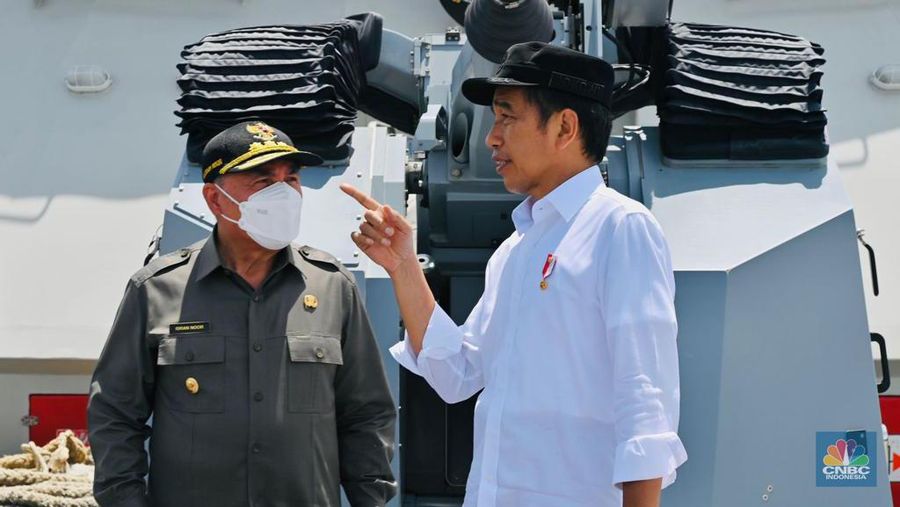 Presiden Joko Widodo menuju Ibu Kota Nusantara (IKN) menggunakan jalur laut dengan menggunakan KRI Escolar - 871 dari Pelabuhan Semayang, Kota Balikpapan ke Pelabuhan Cita Sabut, Kecamatan Sepaku, Kabupaten Penajam Paser Utara, Selasa (25/10/2022). Dalam perjalanan tersebut, Presiden dan rombongan melintasi Jembatan Pulau Balang yang menghubungkan Balikpapan dan IKN. (Foto: Laily Rachev - Biro Pers Sekretariat Presiden)