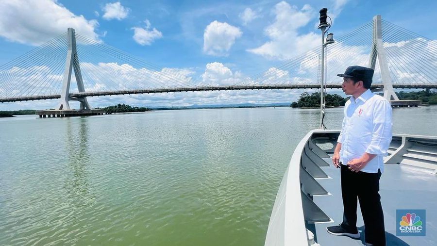 Presiden Joko Widodo menuju Ibu Kota Nusantara (IKN) menggunakan jalur laut dengan menggunakan KRI Escolar - 871 dari Pelabuhan Semayang, Kota Balikpapan ke Pelabuhan Cita Sabut, Kecamatan Sepaku, Kabupaten Penajam Paser Utara