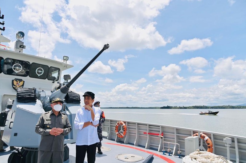 Presiden Joko Widodo menuju Ibu Kota Nusantara (IKN) menggunakan jalur laut dengan menggunakan KRI Escolar - 871 dari Pelabuhan Semayang, Kota Balikpapan ke Pelabuhan Cita Sabut, Kecamatan Sepaku, Kabupaten Penajam Paser Utara Presiden Joko Widodo menuju Ibu Kota Nusantara (IKN) menggunakan jalur laut dengan menggunakan KRI Escolar - 871 dari Pelabuhan Semayang, Kota Balikpapan ke Pelabuhan Cita Sabut, Kecamatan Sepaku, Kabupaten Penajam Paser Utara, Selasa (25/10/2022). Dalam perjalanan tersebut, Presiden dan rombongan melintasi Jembatan Pulau Balang yang menghubungkan Balikpapan dan IKN. (Foto: Laily Rachev - Biro Pers Sekretariat Presiden)
