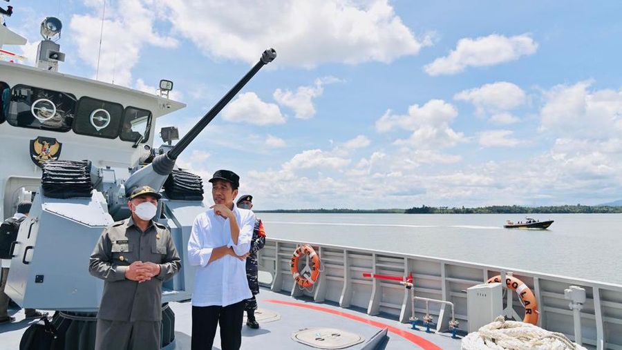 Presiden Joko Widodo menuju Ibu Kota Nusantara (IKN) menggunakan jalur laut dengan menggunakan KRI Escolar - 871 dari Pelabuhan Semayang, Kota Balikpapan ke Pelabuhan Cita Sabut, Kecamatan Sepaku, Kabupaten Penajam Paser Utara, Selasa (25/10/2022). Dalam perjalanan tersebut, Presiden dan rombongan melintasi Jembatan Pulau Balang yang menghubungkan Balikpapan dan IKN. (Foto: Laily Rachev - Biro Pers Sekretariat Presiden)