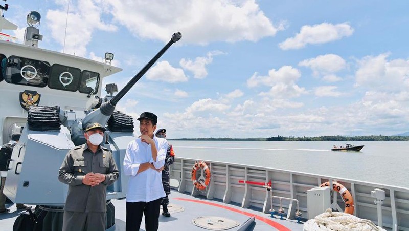 Presiden Joko Widodo menuju Ibu Kota Nusantara (IKN) menggunakan jalur laut dengan menggunakan KRI Escolar - 871 dari Pelabuhan Semayang, Kota Balikpapan ke Pelabuhan Cita Sabut, Kecamatan Sepaku, Kabupaten Penajam Paser Utara, Selasa (25/10/2022). Dalam perjalanan tersebut, Presiden dan rombongan melintasi Jembatan Pulau Balang yang menghubungkan Balikpapan dan IKN. (Foto: Laily Rachev - Biro Pers Sekretariat Presiden)
