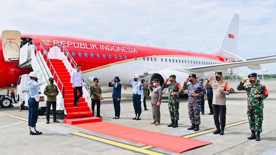 Presiden Joko Widodo tiba di Bandara Internasional Sultan Aji Muhammad Sulaiman Sepinggan, Kota Balikpapan, Provinsi Kalimantan Timur, Selasa, (25/10/2022). Kedatangan Kepala Negara bersama rombongan dengan menggunakan Pesawat Kepresidenan Indonesia-1 yang lepas landas dari Pangkalan TNI AU Halim Perdanakusuma Jakarta. (Foto: Laily Rachev - Biro Pers Sekretariat Presiden)