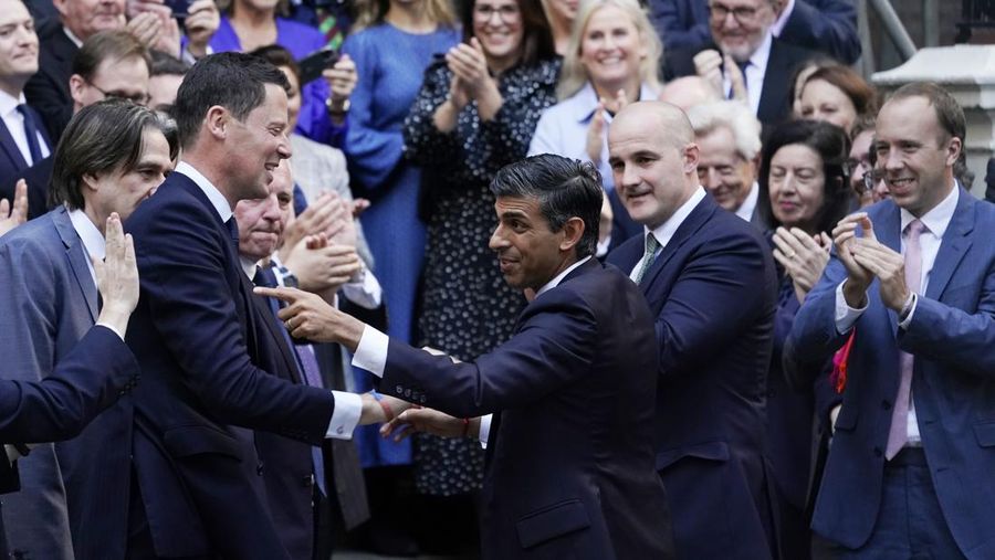 Rishi Sunak (tengah) menyapa saat anggota parlemen konservatif menyambutnya setelah tiba di kontes kepemimpinan Partai Konservatif di Markas Besar partai Konservatif di London, Inggris, Senin (24/10/2022). Rishi Sunak akan menjadi Perdana Menteri berikutnya setelah memenangkan kontes kepemimpinan Partai Konservatif. (AP Photo/Aberto Pezzali)