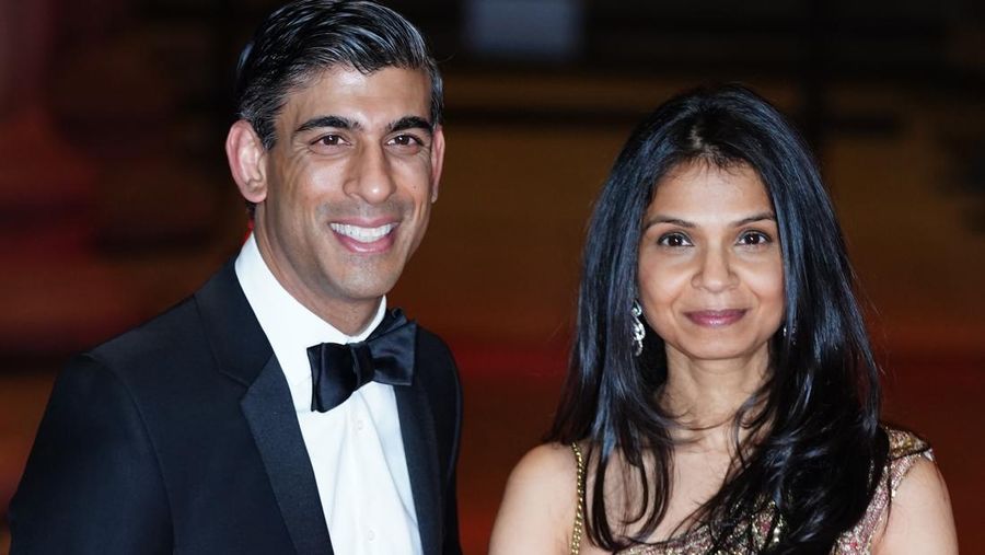 Rishi Sunak bersama istrinya Akshata Murthy menghadiri resepsi untuk merayakan British Asian Trust di British Museum, di London, Rabu (9/2/2022). (Photo by Ian West/PA Images via Getty Images)