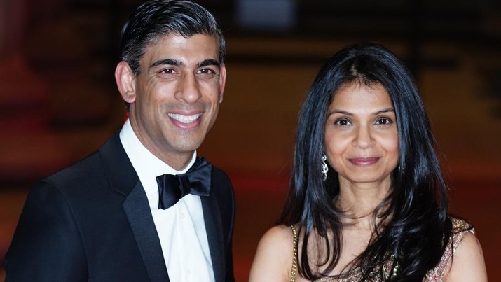 Rishi Sunak bersama istrinya Akshata Murthy Rishi Sunak bersama istrinya Akshata Murthy menghadiri resepsi untuk merayakan British Asian Trust di British Museum, di London, Rabu (9/2/2022). (Photo by Ian West/PA Images via Getty Images)