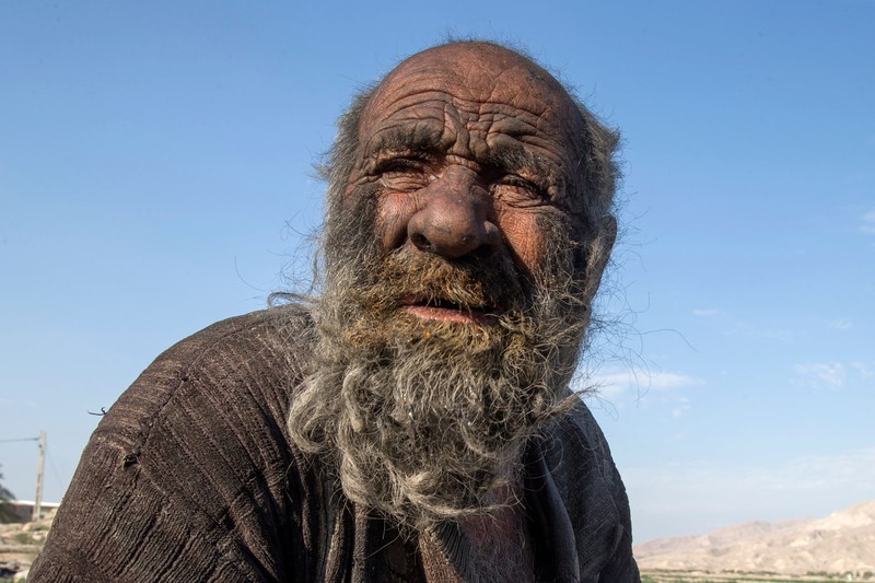 Amou Haji Amou Haji terbaring di tanah di pinggiran desa Dezhgah di distrik Dehram di provinsi Fars Iran barat daya, Jumat (28/12/2018). Amou Haji itu dijuluki sebagai