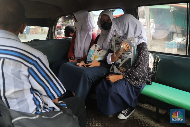 muhammad sabqi
Attachments
10:35 AM (29 minutes ago)
to redaksi, me

Seorang sopir angkutan perkotaan (angkot) menunggu penumpang di Kawasan Pasar Kebayoran Lama, Jakarta, Rabu (26/10). Tarif baru angkutan kota (angkot) non-Jaklingko di DKI Jakarta resmi diterapkan sejak Senin (24/10). Kepala Dinas Perhubungan DKI Jakarta Syafrin Liputo menyampaikan tarif angkot mengalami kenaikan sebesar 20% pasca-kenaikan harga BBM. (CNBC Indonesia/ Muhammad Sabki)