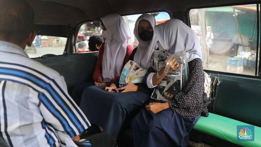 muhammad sabqi
Attachments
10:35 AM (29 minutes ago)
to redaksi, me

Seorang sopir angkutan perkotaan (angkot) menunggu penumpang di Kawasan Pasar Kebayoran Lama, Jakarta, Rabu (26/10). Tarif baru angkutan kota (angkot) non-Jaklingko di DKI Jakarta resmi diterapkan sejak Senin (24/10). Kepala Dinas Perhubungan DKI Jakarta Syafrin Liputo menyampaikan tarif angkot mengalami kenaikan sebesar 20% pasca-kenaikan harga BBM. (CNBC Indonesia/ Muhammad Sabki)