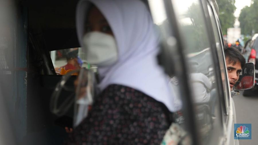 muhammad sabqi
Attachments
10:35 AM (29 minutes ago)
to redaksi, me

Seorang sopir angkutan perkotaan (angkot) menunggu penumpang di Kawasan Pasar Kebayoran Lama, Jakarta, Rabu (26/10). Tarif baru angkutan kota (angkot) non-Jaklingko di DKI Jakarta resmi diterapkan sejak Senin (24/10). Kepala Dinas Perhubungan DKI Jakarta Syafrin Liputo menyampaikan tarif angkot mengalami kenaikan sebesar 20% pasca-kenaikan harga BBM. (CNBC Indonesia/ Muhammad Sabki)