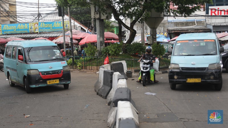 muhammad sabqi
Attachments
10:35 AM (29 minutes ago)
to redaksi, me

Seorang sopir angkutan perkotaan (angkot) menunggu penumpang di Kawasan Pasar Kebayoran Lama, Jakarta, Rabu (26/10). Tarif baru angkutan kota (angkot) non-Jaklingko di DKI Jakarta resmi diterapkan sejak Senin (24/10). Kepala Dinas Perhubungan DKI Jakarta Syafrin Liputo menyampaikan tarif angkot mengalami kenaikan sebesar 20% pasca-kenaikan harga BBM. (CNBC Indonesia/ Muhammad Sabki)