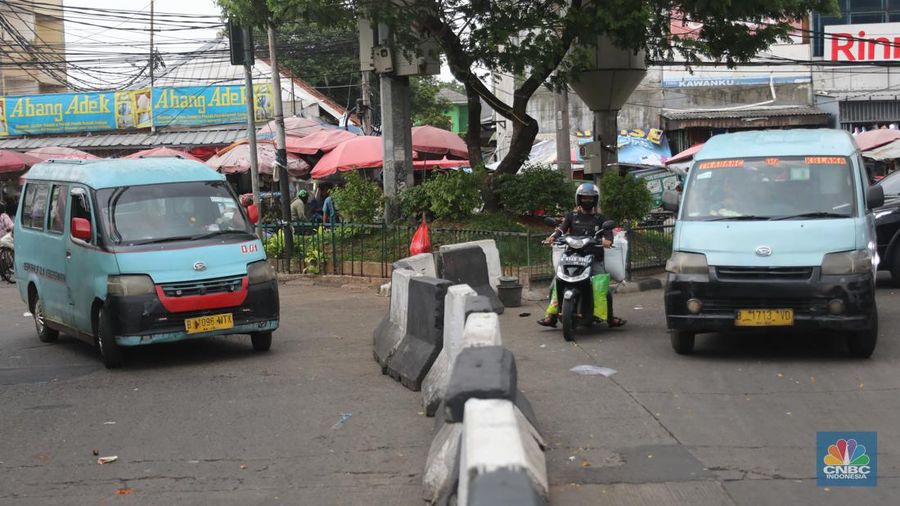 muhammad sabqi
Attachments
10:35 AM (29 minutes ago)
to redaksi, me

Seorang sopir angkutan perkotaan (angkot) menunggu penumpang di Kawasan Pasar Kebayoran Lama, Jakarta, Rabu (26/10). Tarif baru angkutan kota (angkot) non-Jaklingko di DKI Jakarta resmi diterapkan sejak Senin (24/10). Kepala Dinas Perhubungan DKI Jakarta Syafrin Liputo menyampaikan tarif angkot mengalami kenaikan sebesar 20% pasca-kenaikan harga BBM. (CNBC Indonesia/ Muhammad Sabki)