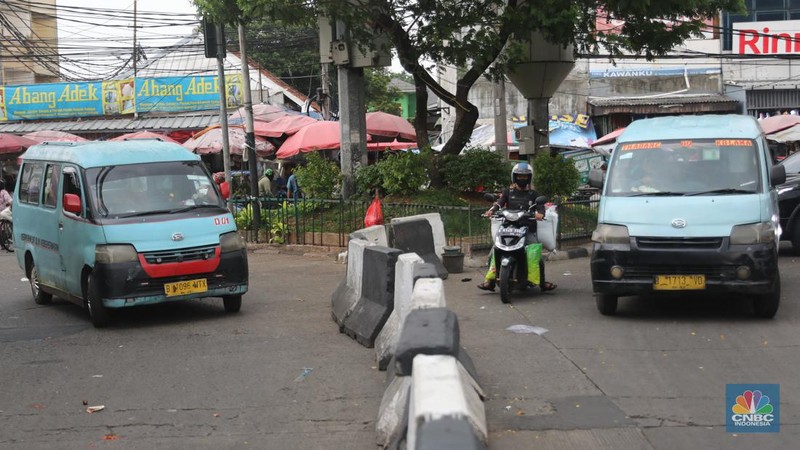 muhammad sabqi
Attachments
10:35 AM (29 minutes ago)
to redaksi, me

Seorang sopir angkutan perkotaan (angkot) menunggu penumpang di Kawasan Pasar Kebayoran Lama, Jakarta, Rabu (26/10). Tarif baru angkutan kota (angkot) non-Jaklingko di DKI Jakarta resmi diterapkan sejak Senin (24/10). Kepala Dinas Perhubungan DKI Jakarta Syafrin Liputo menyampaikan tarif angkot mengalami kenaikan sebesar 20% pasca-kenaikan harga BBM. (CNBC Indonesia/ Muhammad Sabki)