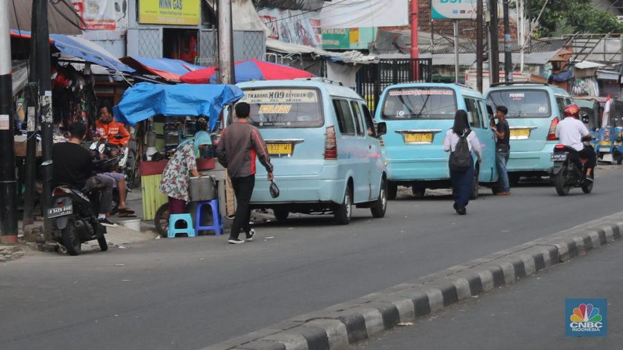 muhammad sabqi
Attachments
10:35 AM (29 minutes ago)
to redaksi, me

Seorang sopir angkutan perkotaan (angkot) menunggu penumpang di Kawasan Pasar Kebayoran Lama, Jakarta, Rabu (26/10). Tarif baru angkutan kota (angkot) non-Jaklingko di DKI Jakarta resmi diterapkan sejak Senin (24/10). Kepala Dinas Perhubungan DKI Jakarta Syafrin Liputo menyampaikan tarif angkot mengalami kenaikan sebesar 20% pasca-kenaikan harga BBM. (CNBC Indonesia/ Muhammad Sabki)