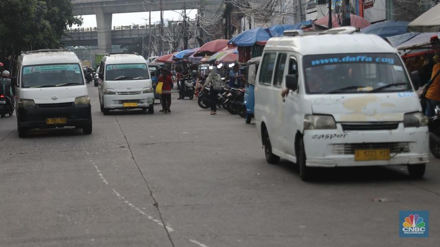 muhammad sabqi
Attachments
10:35 AM (29 minutes ago)
to redaksi, me

Seorang sopir angkutan perkotaan (angkot) menunggu penumpang di Kawasan Pasar Kebayoran Lama, Jakarta, Rabu (26/10). Tarif baru angkutan kota (angkot) non-Jaklingko di DKI Jakarta resmi diterapkan sejak Senin (24/10). Kepala Dinas Perhubungan DKI Jakarta Syafrin Liputo menyampaikan tarif angkot mengalami kenaikan sebesar 20% pasca-kenaikan harga BBM. (CNBC Indonesia/ Muhammad Sabki)