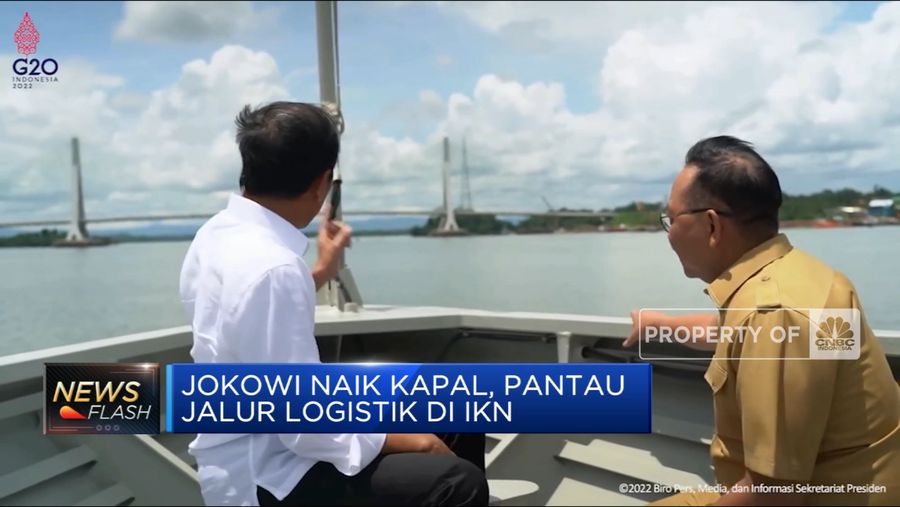 Jokowi Blusukan Naik Kapal, Cek Jalur Logistik ke IKN
