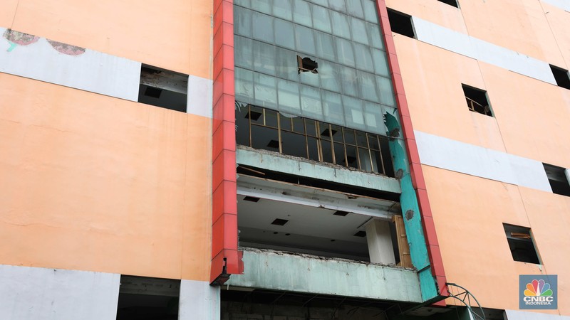 Kondisi gedung bekas Plaza Koja atau Ramayana Permai Koja yang terbengkalai dan rusak Kondisi gedung bekas Plaza Koja atau Ramayana Permai Koja yang terbengkalai dan rusak di Jalan Yos Sudarso, Kecamatan Koja, Jakarta Utara, Rabu (26/10/2022). Akibat terbengkalainya gedung tersebut, kaca-kaca bangunan itu berjatuhan ke jalan sehingga membahayakan warga. (CNBC Indonesia/ Tri Susilo)