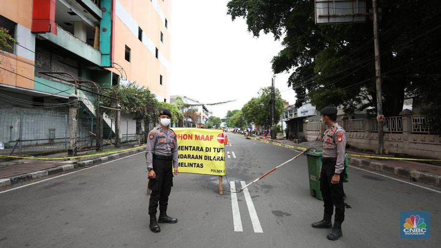 Kondisi gedung bekas Plaza Koja atau Ramayana Permai Koja yang terbengkalai dan rusak di Jalan Yos Sudarso, Kecamatan Koja, Jakarta Utara, Rabu (26/10/2022). Akibat terbengkalainya gedung tersebut, kaca-kaca bangunan itu berjatuhan ke jalan sehingga membahayakan warga. (CNBC Indonesia/ Tri Susilo)
