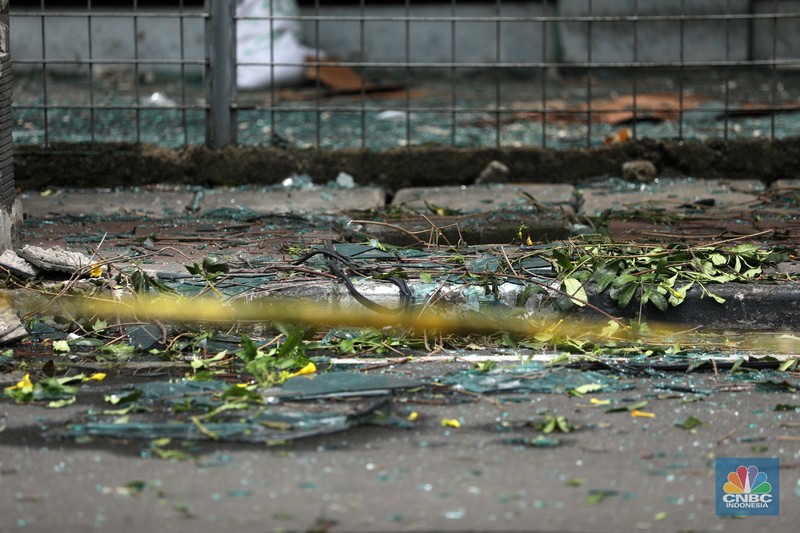 Kondisi gedung bekas Plaza Koja atau Ramayana Permai Koja yang terbengkalai dan rusak Kondisi gedung bekas Plaza Koja atau Ramayana Permai Koja yang terbengkalai dan rusak di Jalan Yos Sudarso, Kecamatan Koja, Jakarta Utara, Rabu (26/10/2022). Akibat terbengkalainya gedung tersebut, kaca-kaca bangunan itu berjatuhan ke jalan sehingga membahayakan warga. (CNBC Indonesia/ Tri Susilo)
