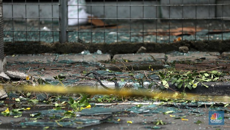 Kondisi gedung bekas Plaza Koja atau Ramayana Permai Koja yang terbengkalai dan rusak di Jalan Yos Sudarso, Kecamatan Koja, Jakarta Utara, Rabu (26/10/2022). Akibat terbengkalainya gedung tersebut, kaca-kaca bangunan itu berjatuhan ke jalan sehingga membahayakan warga. (CNBC Indonesia/ Tri Susilo)