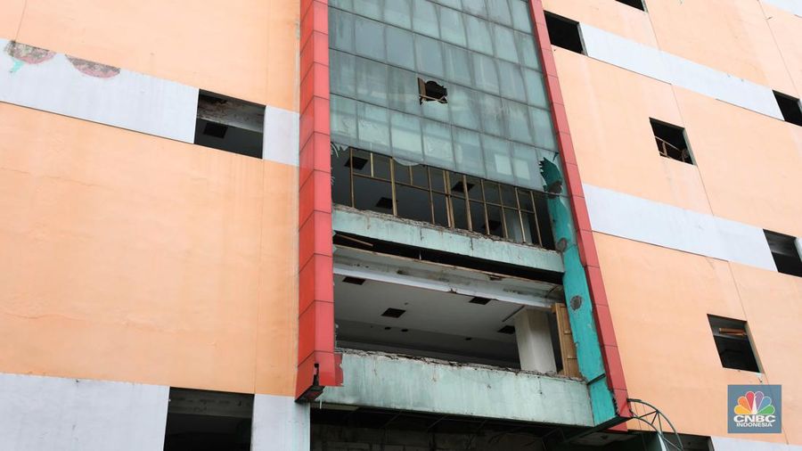 Kondisi gedung bekas Plaza Koja atau Ramayana Permai Koja yang terbengkalai dan rusak di Jalan Yos Sudarso, Kecamatan Koja, Jakarta Utara, Rabu (26/10/2022). Akibat terbengkalainya gedung tersebut, kaca-kaca bangunan itu berjatuhan ke jalan sehingga membahayakan warga. (CNBC Indonesia/ Tri Susilo)