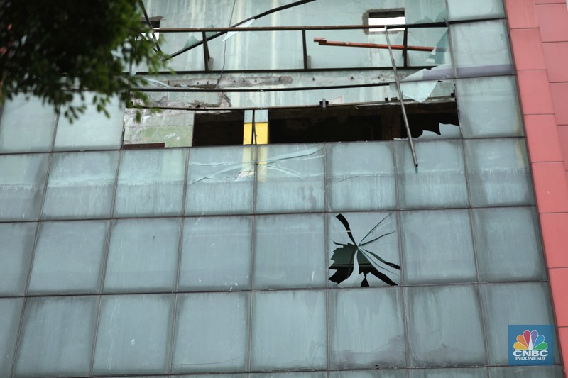 Kondisi gedung bekas Plaza Koja atau Ramayana Permai Koja yang terbengkalai dan rusak di Jalan Yos Sudarso, Kecamatan Koja, Jakarta Utara, Rabu (26/10/2022). Akibat terbengkalainya gedung tersebut, kaca-kaca bangunan itu berjatuhan ke jalan sehingga membahayakan warga. (CNBC Indonesia/ Tri Susilo)