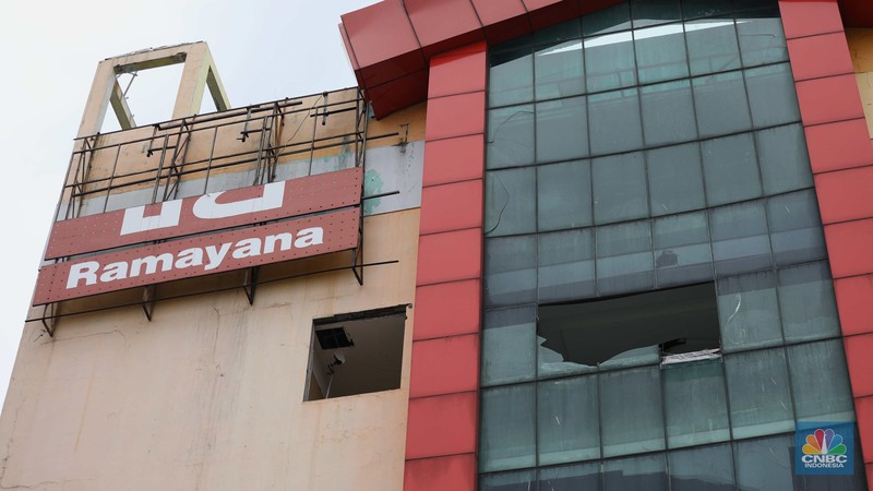 Kondisi gedung bekas Plaza Koja atau Ramayana Permai Koja yang terbengkalai dan rusak Kondisi gedung bekas Plaza Koja atau Ramayana Permai Koja yang terbengkalai dan rusak di Jalan Yos Sudarso, Kecamatan Koja, Jakarta Utara, Rabu (26/10/2022). Akibat terbengkalainya gedung tersebut, kaca-kaca bangunan itu berjatuhan ke jalan sehingga membahayakan warga. (CNBC Indonesia/ Tri Susilo)