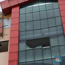 Eks Ramayana Koja Membahayakan, Kaca Gedung Berjatuhan!