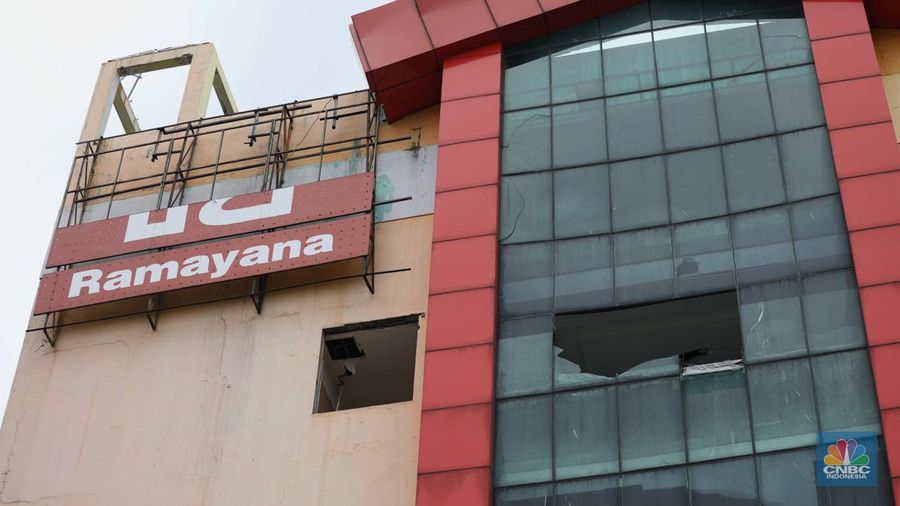 Kondisi gedung bekas Plaza Koja atau Ramayana Permai Koja yang terbengkalai dan rusak di Jalan Yos Sudarso, Kecamatan Koja, Jakarta Utara, Rabu (26/10/2022). Akibat terbengkalainya gedung tersebut, kaca-kaca bangunan itu berjatuhan ke jalan sehingga membahayakan warga. (CNBC Indonesia/ Tri Susilo)