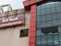 Eks Ramayana Koja Membahayakan, Kaca Gedung Berjatuhan!