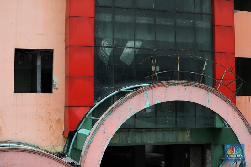 Kondisi gedung bekas Plaza Koja atau Ramayana Permai Koja yang terbengkalai dan rusak di Jalan Yos Sudarso, Kecamatan Koja, Jakarta Utara, Rabu (26/10/2022). Akibat terbengkalainya gedung tersebut, kaca-kaca bangunan itu berjatuhan ke jalan sehingga membahayakan warga. (CNBC Indonesia/ Tri Susilo)