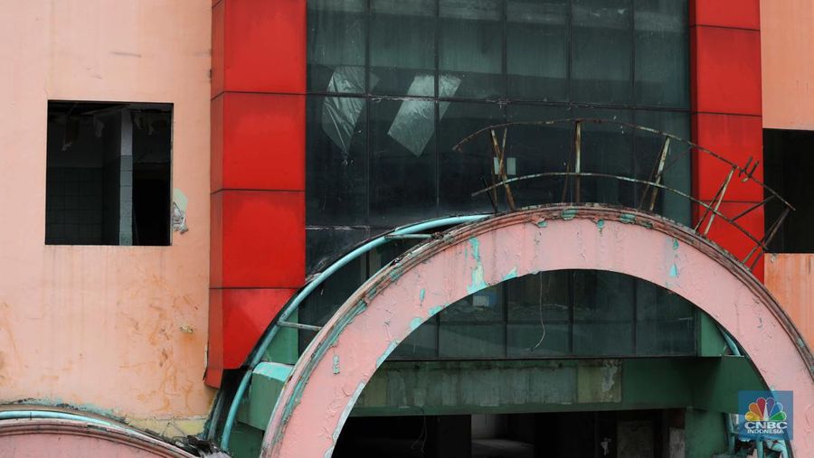Kondisi gedung bekas Plaza Koja atau Ramayana Permai Koja yang terbengkalai dan rusak di Jalan Yos Sudarso, Kecamatan Koja, Jakarta Utara, Rabu (26/10/2022). Akibat terbengkalainya gedung tersebut, kaca-kaca bangunan itu berjatuhan ke jalan sehingga membahayakan warga. (CNBC Indonesia/ Tri Susilo)