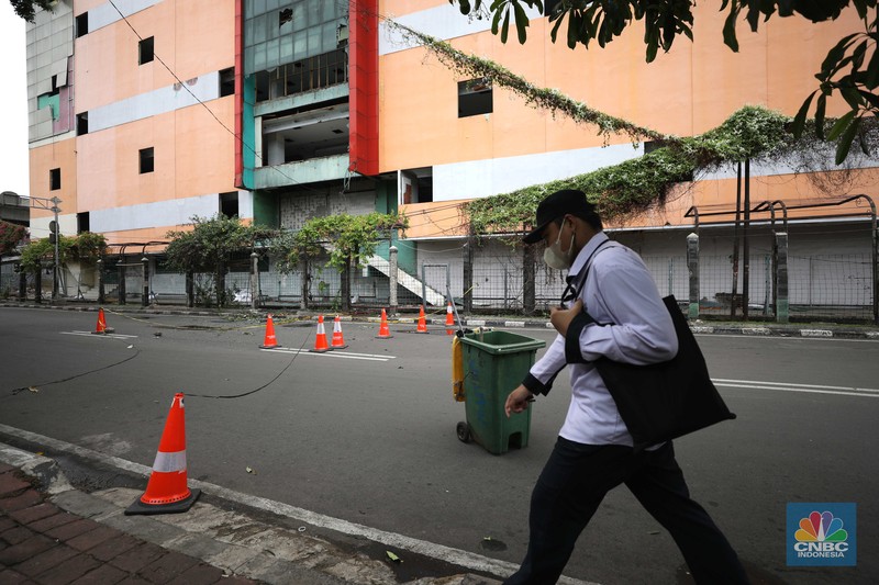 Kondisi gedung bekas Plaza Koja atau Ramayana Permai Koja yang terbengkalai dan rusak Kondisi gedung bekas Plaza Koja atau Ramayana Permai Koja yang terbengkalai dan rusak di Jalan Yos Sudarso, Kecamatan Koja, Jakarta Utara, Rabu (26/10/2022). Akibat terbengkalainya gedung tersebut, kaca-kaca bangunan itu berjatuhan ke jalan sehingga membahayakan warga. (CNBC Indonesia/ Tri Susilo)