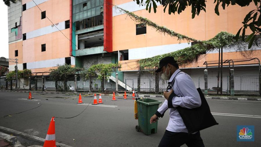 Kondisi gedung bekas Plaza Koja atau Ramayana Permai Koja yang terbengkalai dan rusak di Jalan Yos Sudarso, Kecamatan Koja, Jakarta Utara, Rabu (26/10/2022). Akibat terbengkalainya gedung tersebut, kaca-kaca bangunan itu berjatuhan ke jalan sehingga membahayakan warga. (CNBC Indonesia/ Tri Susilo)